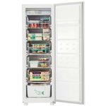 Freezer vertical posicionado de frente com a porta aberta, abastecida de produtos em seu interior