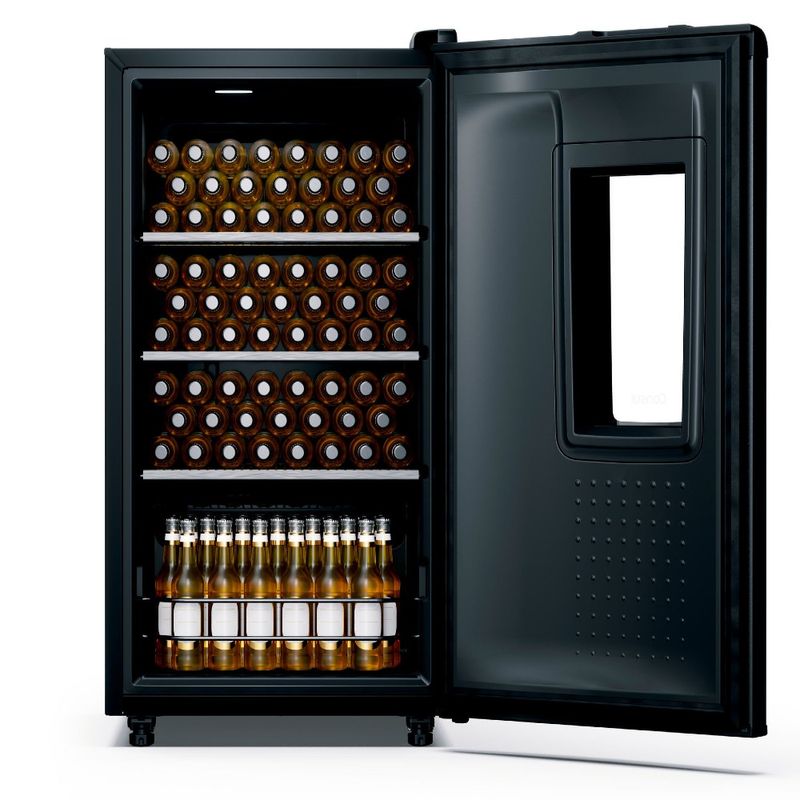 Cervejeira smartbeer cor cinza escuro com a porta aberta e seu interior contendo cervejas de garrafa cor amarela