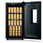 Cervejeira smartbeer cor cinza escuro com a porta aberta e seu interior contendo cervejas de lata