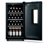Cervejeira smartbeer cor cinza escuro com a porta aberta e seu interior contendo cervejas de garrafa cor marrom