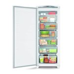 Freezer vertical posicionado de frente com a porta aberta contendo produtos em seu interior