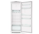 Posição frontal da geladeira com a porta aberta, onde são vistas as prateleiras e demais compartimentos internos.
