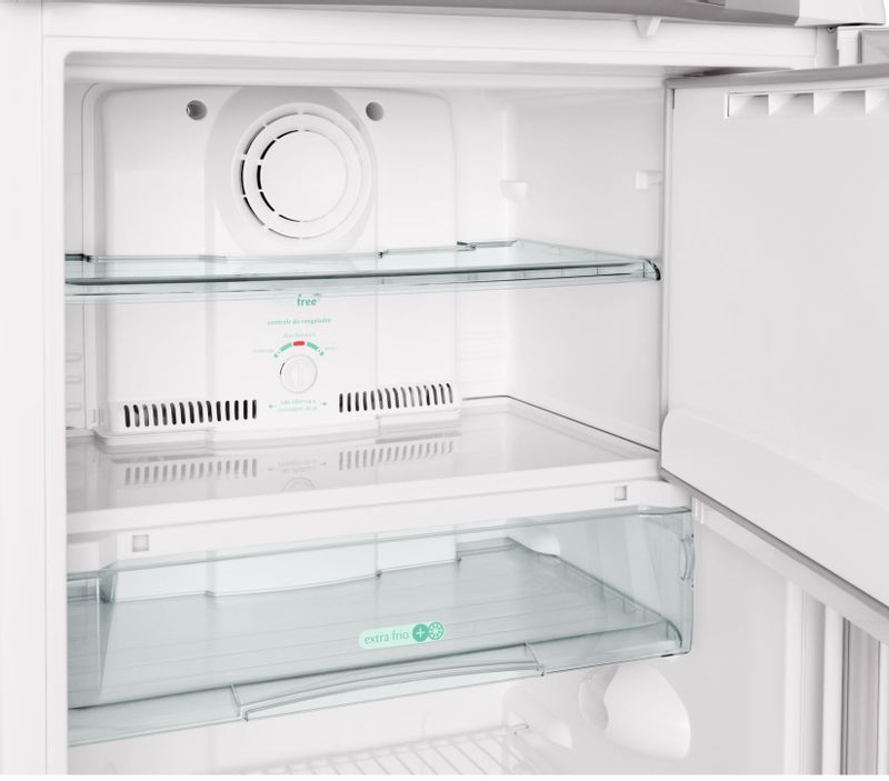 Imagem interna do congelador com uma prateleira que o divide ao meio, e compartimento extra frio que fica abaixo
