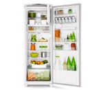 Geladeira com a porta aberta, exibindo as prateleiras e compartimentos internos, abastecidos com produtos de cor verde e laranja