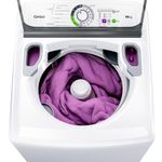 Máquina de lavar roupas vista de cima, com a tampa aberta, contendo um edredom em seu interior.
