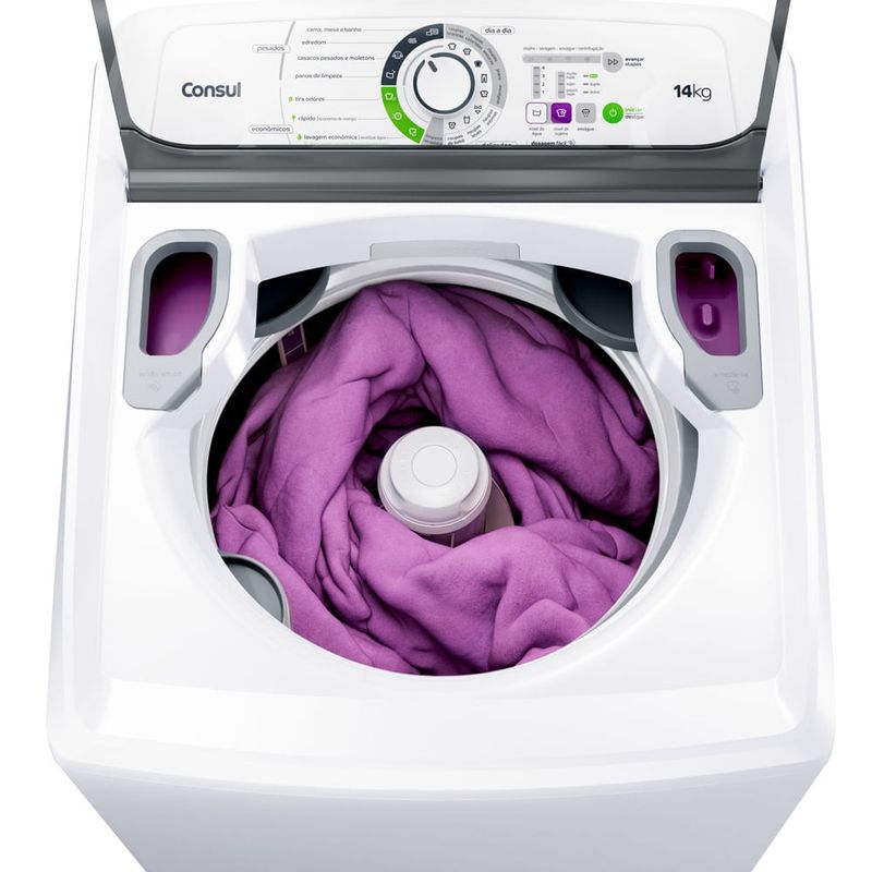 Máquina de lavar roupas vista de cima, com a tampa aberta, contendo um edredom em seu interior.