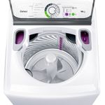 Máquina de lavar roupas vista de cima, com a tampa aberta, com seu interior vazio.