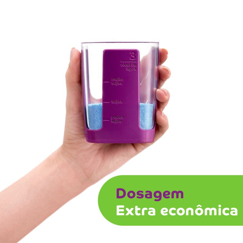 Braco-e-mao-de-uma-pessoa-segurando-um-recipiente-transparente-com-detalhes-roxos-que-contem-sabao-em-po-azul.