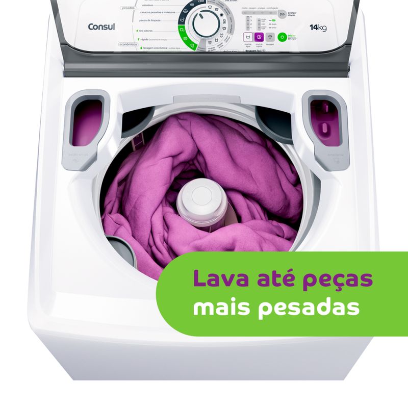 Vista-superior-da-maquina-de-lavar-roupas-com-a-tampa-aberta-e-com-um-edredom-roxo-em-seu-interior
